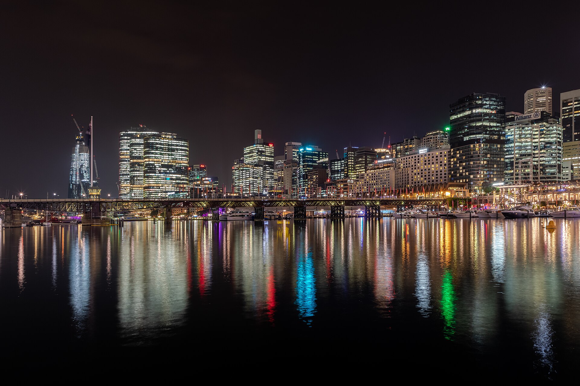 Darling Harbour, Sydney, New South Wales, AustraliaDarling Harbour in Sydney is located on the eastern edge of the city center and has a long and varied history. Originally, the area was a natural bay and river connection used by the Gadigal and Eora communities. In the 19th century, the harbour developed into an important hub for goods, shipping, and naval activities, with customs facilities, shipyards, and warehouses dominating the landscape. Through land reclamation and redevelopment, Darling Harbour gradually transformed from a working port to a leisure, recreation, and exhibition district.In the 1980s, a strategic shift took place: urban redevelopment, new infrastructure, and major events led to increased use as an urban leisure and MICE location. With the Bicentennial in 1988, the area was redesigned, and museums, convention centers, restaurants, and green spaces were created. Today, Darling Harbour combines history with science, culture, and leisure and remains a vibrant attraction in the heart of Sydney.