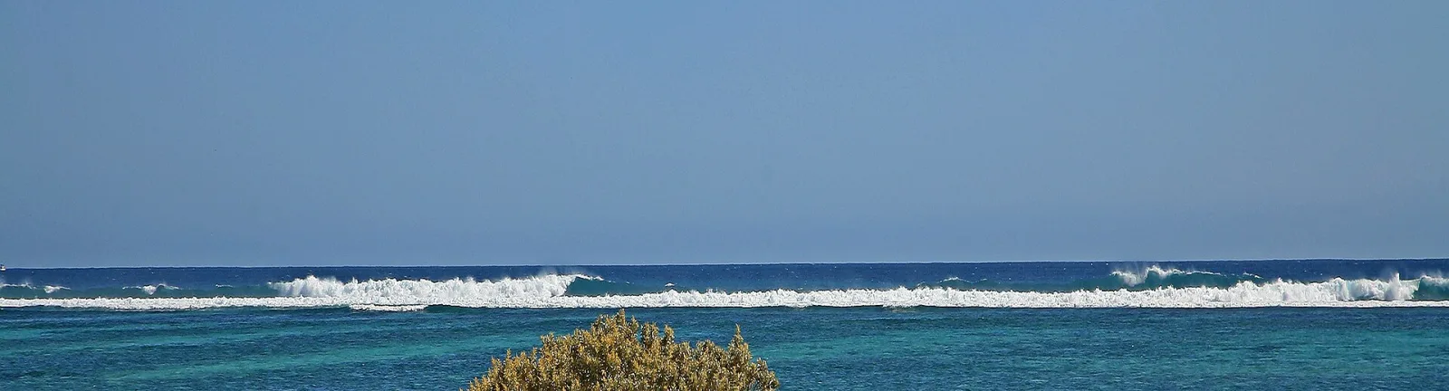 Ningaloo Reef, a coral reef about 250 kilometers long on the west coast of Australia. The reef is sometimes only about 100 meters from the coast. The photo shows the surf on the reef.