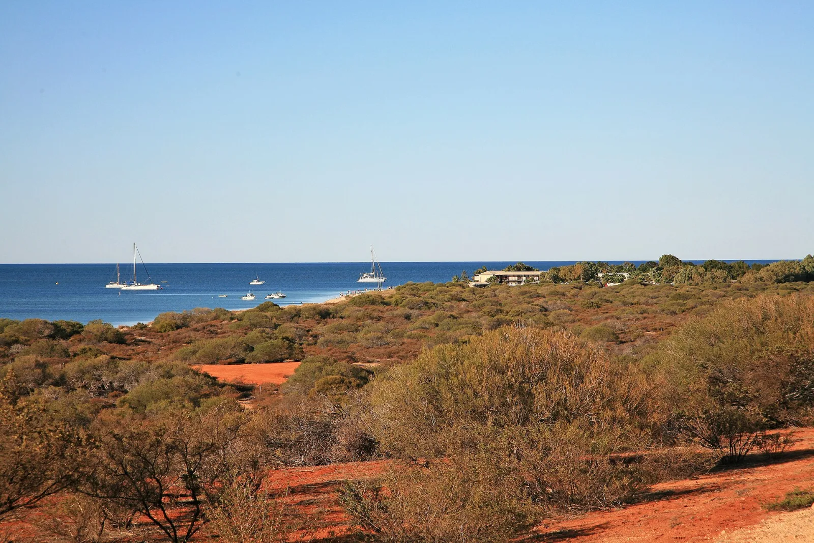 Denham ist der einzige Ort im Bezirk Shark Bay auf der Peron-Halbinsel von Western Australia (Fläche 24.140 Quadratkilometer, Bevölkerungsdichte 0,04 Einwohner je Quadratkilometer).